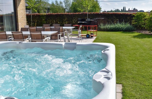 Langemark House | Beautiful 4-Bedroom Accommodation with Spa in Langemark