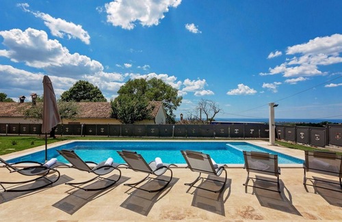 Kastelir House | Family-Friendly 4 Bedroom Retreat in Kastelir with Pool