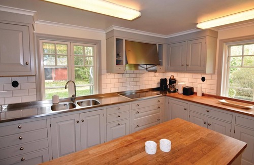 Annolfsbyn House | Charming Dalsland Cottage with Balcony and Lake Views