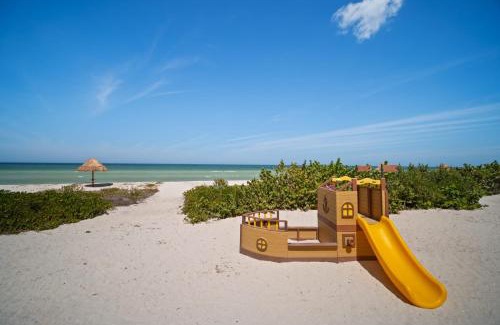 Dzemul Apartment | Family-Friendly 4-Bedroom Beachfront Apartment with Pool