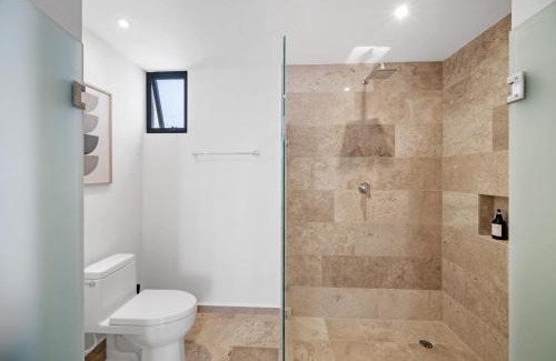 Dzemul Apartment | Family-Friendly 4-Bedroom Beachfront Apartment with Pool