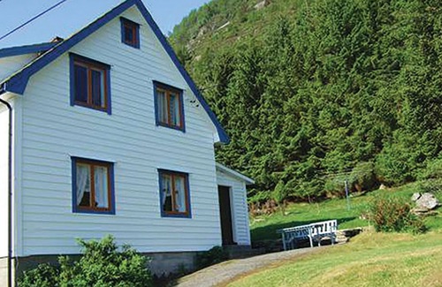 Hyllestad House | Cozy Cottage Retreat Near Skifjord with Lake View & Spa