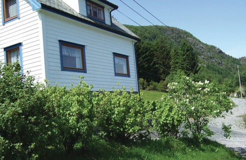 Hyllestad House | Cozy Cottage Retreat Near Skifjord with Lake View & Spa