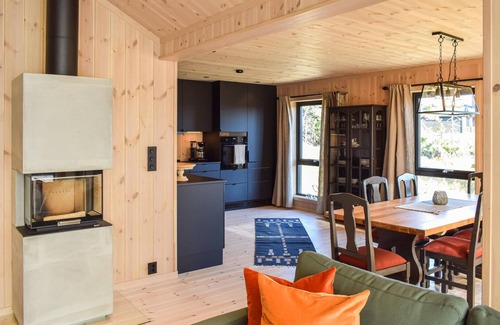 Ringsaker House | Idyllic Cottage Retreat with Lake View and Spa Amenities
