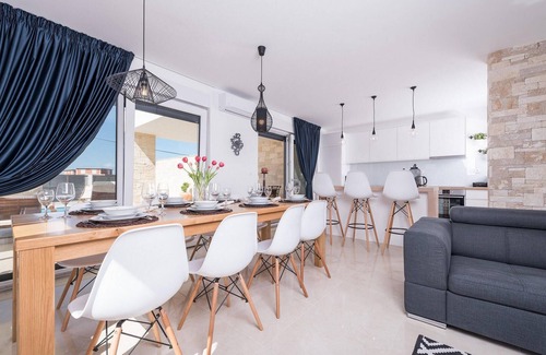 Sukosan House | Spacious 4 Bedroom Getaway in Sukosan with Pool & Ocean View