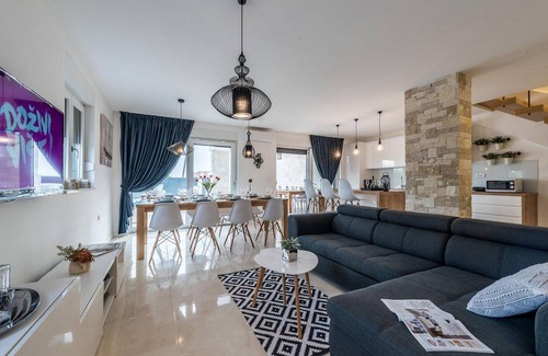 Sukosan House | Spacious 4 Bedroom Getaway in Sukosan with Pool & Ocean View