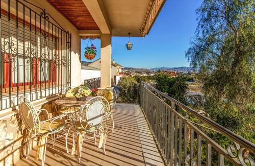 Lorca House | Authentic Cottage with Recreation and Family-Friendly Amenities