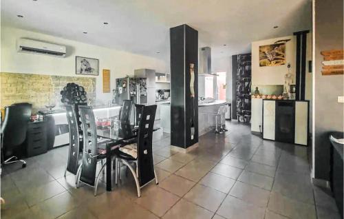 Rognac House | Inviting Home in Rognac with Pool and Family Amenities