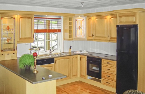 Hundeidvik House | Guest Rated 10/10: Serene 4 Bedroom Stay in Hundeidvik