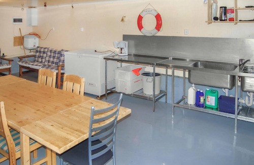 Hundeidvik House | Guest Rated 10/10: Serene 4 Bedroom Stay in Hundeidvik