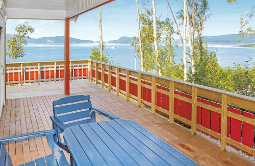 Hundeidvik House | Guest Rated 10/10: Serene 4 Bedroom Stay in Hundeidvik