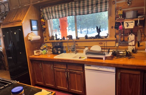 Mountain Home Cabin | 4-bedroom cabin in charming Pine Idaho with WiFi, AC, mountains, rive, lake