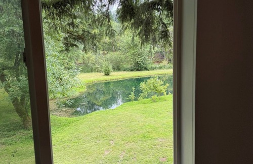 Amboy House | 4-Bedroom Chateau – Luxurious Retreat with Pond, Creek, and Modern Amenities
