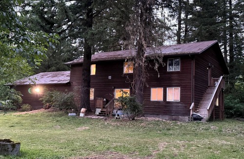 Amboy House | 4-Bedroom Chateau – Luxurious Retreat with Pond, Creek, and Modern Amenities