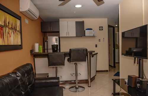Lalinde Apartment | Spacious 4 Bedroom Apartment Combo with Hot Tubs in Lleras