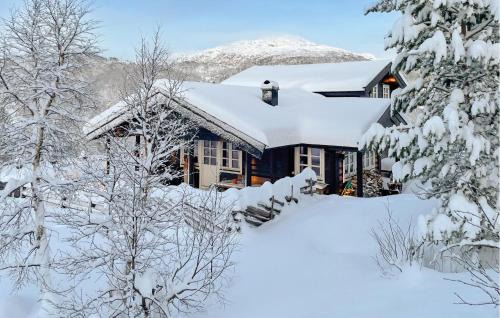 Kvam House | Relaxing Retreat in Norheimsund with Inviting Jacuzzi