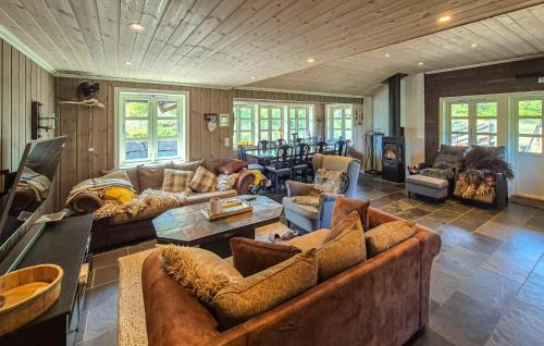 Kvam House | Relaxing Retreat in Norheimsund with Inviting Jacuzzi