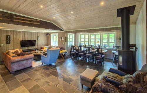 Kvam House | Relaxing Retreat in Norheimsund with Inviting Jacuzzi