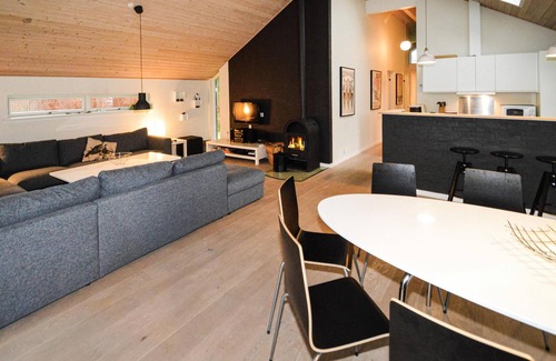 Trend House | Pet-Friendly 4 Bedroom Getaway with Ocean Views in Løgstør