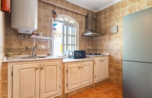 Facinas House | Spacious 4-Bedroom Retreat in Facinas with Spa & Kitchen