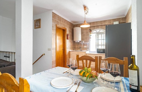 Facinas House | Spacious 4-Bedroom Retreat in Facinas with Spa & Kitchen