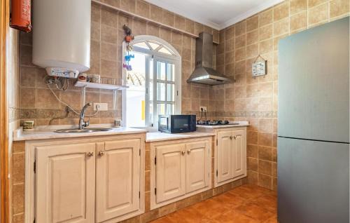 Facinas House | Cozy 4 Bedroom Home in Facinas: Perfect for Families & Pets
