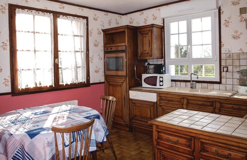 Yvias House | Ideal 4 Bedroom Stay in Yvias with Spa and Breakfast