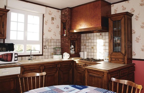 Yvias House | Ideal 4 Bedroom Stay in Yvias with Spa and Breakfast