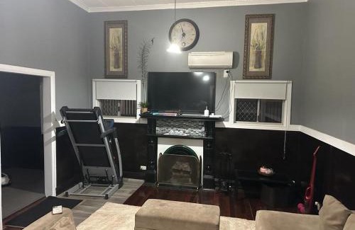 Piccadilly House | Cozy 3-Bedroom Cottage with Fireplace for Family Getaways