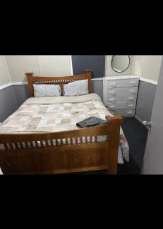 Piccadilly House | Cozy 3-Bedroom Cottage with Fireplace for Family Getaways