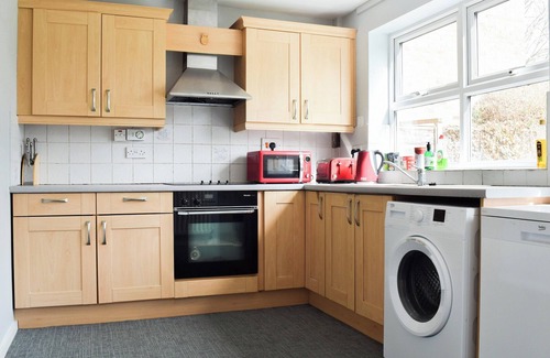 Shottery Cottage | Ideal 4 Bedroom Stay with Kitchen in Stratford-upon-Avon