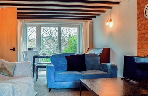 Shottery Cottage | Ideal 4 Bedroom Stay with Kitchen in Stratford-upon-Avon