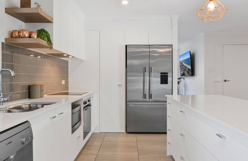 Maroochydore House | Inviting 4-Bedroom Retreat with Pool and Pet-Friendly Perks