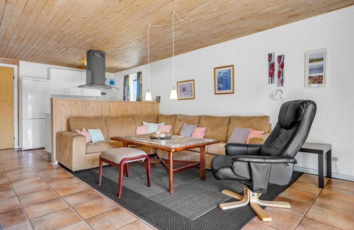 Øer Strand House | Spacious Vacation Home with Ocean View near Øer