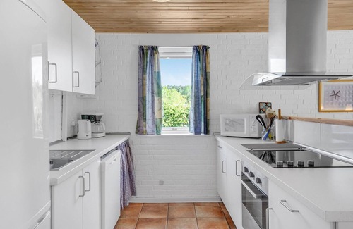 Øer Strand House | Spacious Vacation Home with Ocean View near Øer