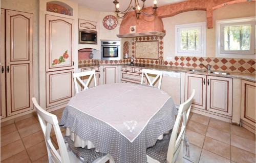 Chamaret House | Cozy Retreat in Chamaret with Free WiFi for Families