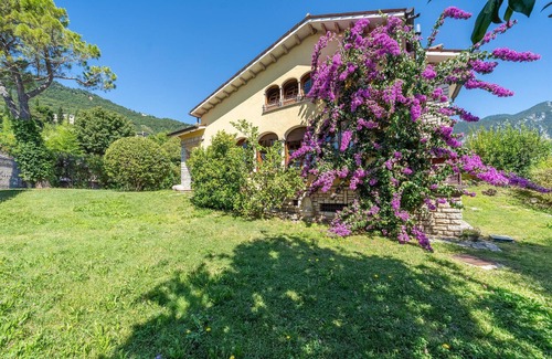 Bogliaco House | Spacious 4 Bedroom Accommodation with Lake View in Bogliaco