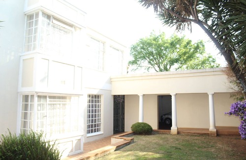 Greater Johannesburg Metropolitan Area House | Family-Friendly 4 Bedroom Greek House in Observatory