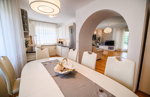 Brezice House | 4 Bedroom Holiday Home with BBQ Terrace and garden
