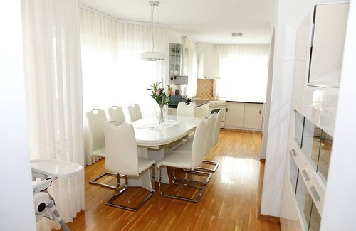 Brezice House | 4 Bedroom Holiday Home with BBQ Terrace and garden
