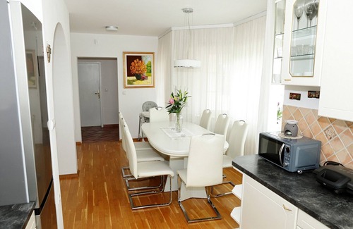 Brezice House | 4 Bedroom Holiday Home with BBQ Terrace and garden