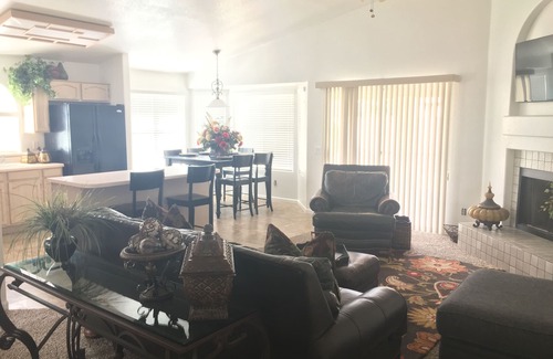 Val Vista Lakes House | Expertly Designed 4-Bedroom Home in Val Vista Lakes