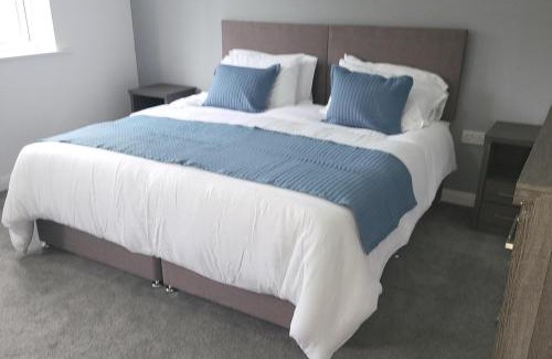 Ashton-under-Lyne House | Immaculate 7 Bed House in Ashton-under-Lyne - Family Friendly