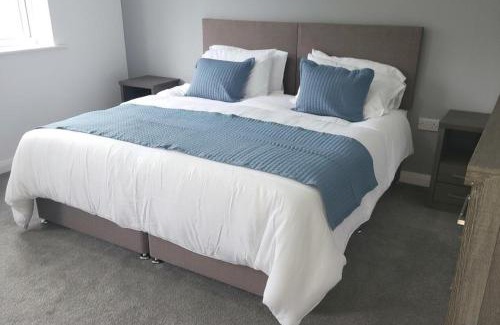 Ashton-under-Lyne House | Immaculate 7 Bed House in Ashton-under-Lyne - Family Friendly