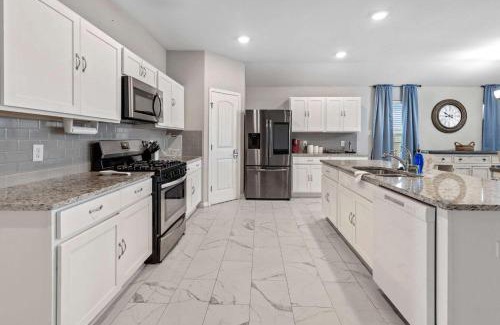 Lake Charles House | 4 Bedroom Home with Hot Tub in Lake Charles