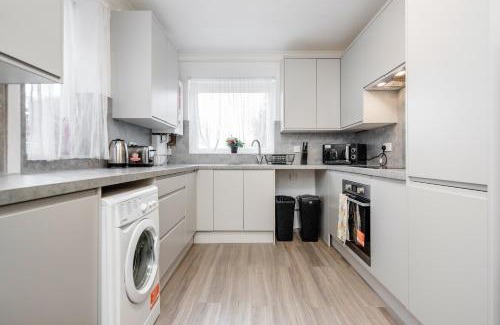 Chelmsford House | Family-Friendly 4 Bedroom House with Free Parking
