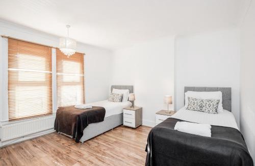 Chelmsford House | Family-Friendly 4 Bedroom House with Free Parking