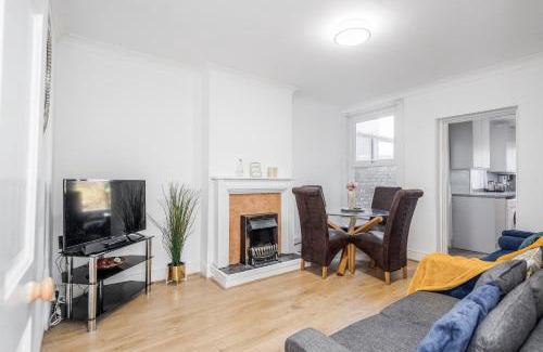 Chelmsford House | Family-Friendly 4 Bedroom House with Free Parking