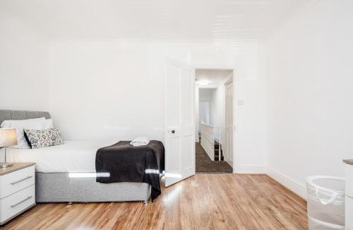 Chelmsford House | Family-Friendly 4 Bedroom House with Free Parking