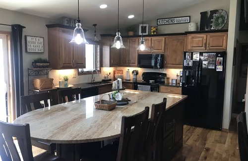 Howard House | Ideal 4 Bedroom House Near Packer Games with Spa & Hot Tub